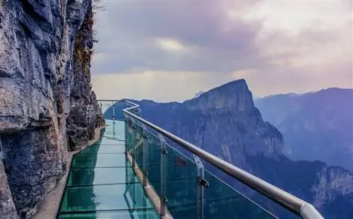 Стеклянный мост Skywalk на горе Тяньмэнь, высокий
