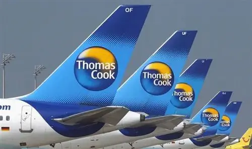 Самолеты Thomas Cook сидят на асфальте