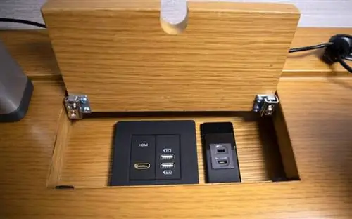 Разъемы HDMI и USB в отеле Keio Plaza