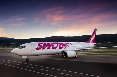 Пассажиры канадской авиакомпании Swoop застряли