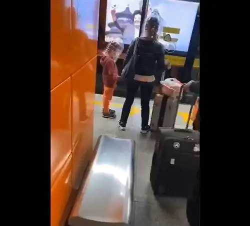 Защита от коронавируса из бутылки с водой на голове ребенка