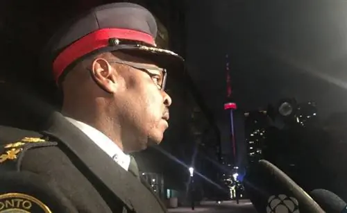 Начальник полиции Тороно беседует с журналистами