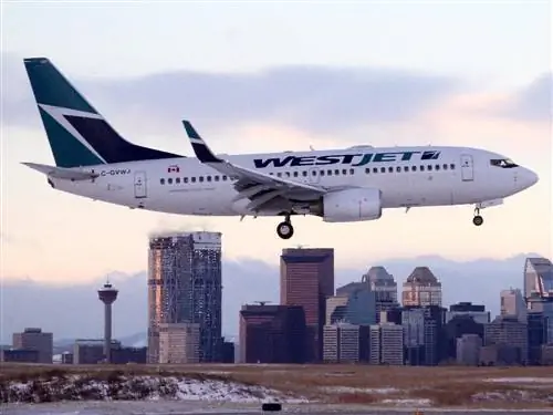 Самолет Westjet в Калгари