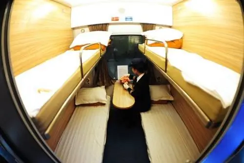 Частная каюта, верхняя и нижняя полки в спальном поезде во Вьетнаме