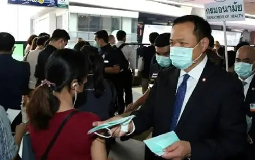 Министр здравоохранения Таиланда заявил, что выгоняет «западных» туристов без масок