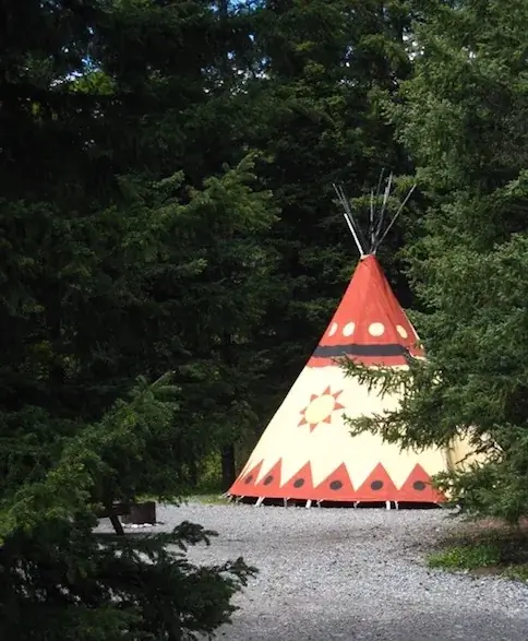 Остановитесь в типи недалеко от Банфа и Калгари, Альберта - глэмпинг в Канаде