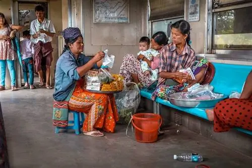 сколько стоит круговой поезд в Янгоне, Мьянма