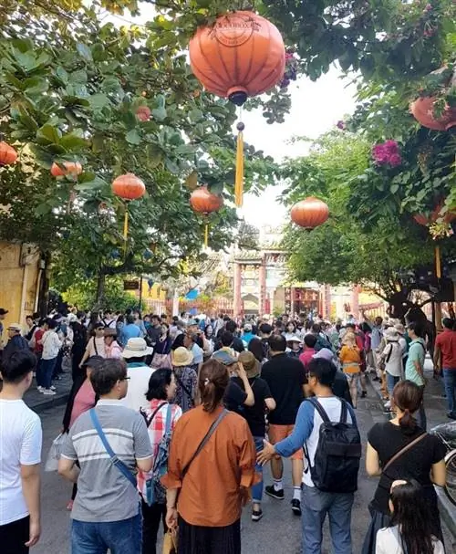 Оживленный древний город Хойан