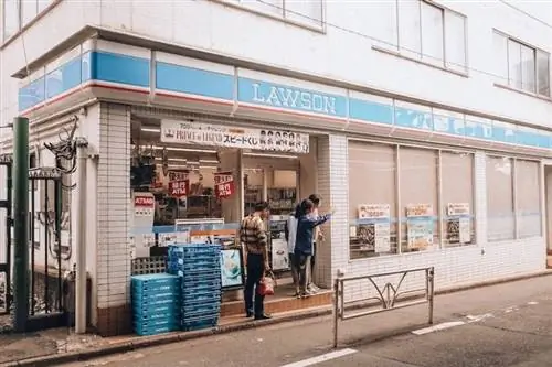 Ешьте в Lawsons в Токио, Япония, как Энтони Бурден