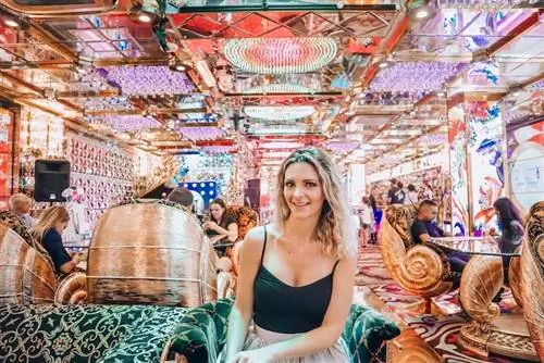 Робот-ресторан – что нужно знать о самом горячем шоу Токио