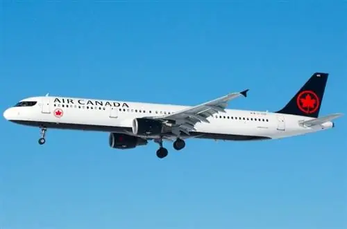 Air Canada отменяет продажу средних мест и будет проверять температуру перед посадкой