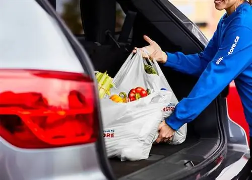 воспользуйтесь самовывозом у обочины супермаркета для покупки продуктов в Канаде