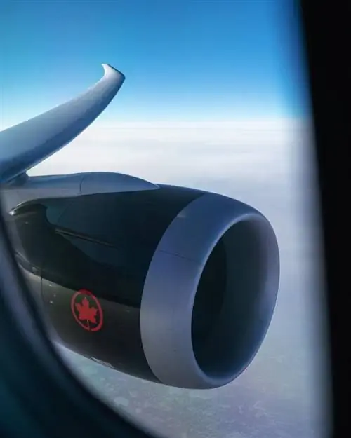 Двигатель Air Canada в воздухе