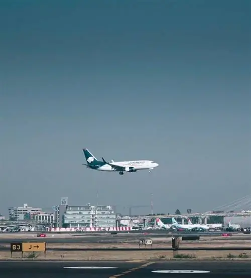 Самолет авиакомпании Aeromexico взлетает