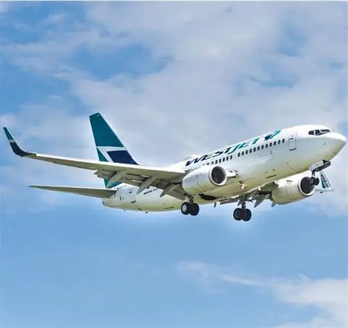 Самолет Westjet в середине полета
