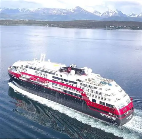 круизный лайнер, плывущий по океану