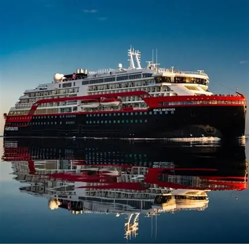 экипаж был помещен в карантин на круизном лайнере