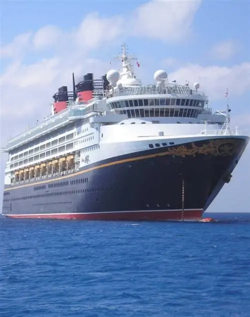 Круизный корабль Диснея в океане