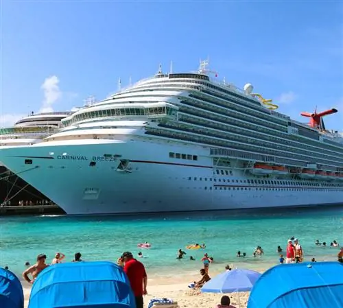 Карнавальный бриз в порту на пляже