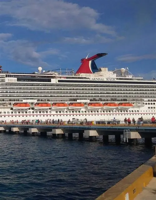 Пассажиры садятся на волшебный круизный лайнер Crnival