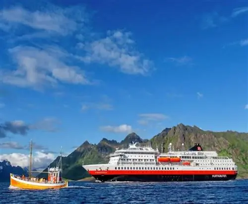 Корабль Hurtigruten Cruises рядом с небольшой лодкой в Норвегии