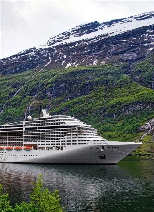 Круизный корабль MSC в Норвегии у горы