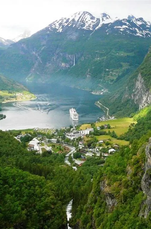 Круизный лайнер MSC