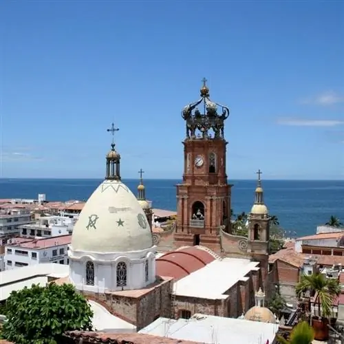 Церковь Пуэрто-Вальярта и вид на море
