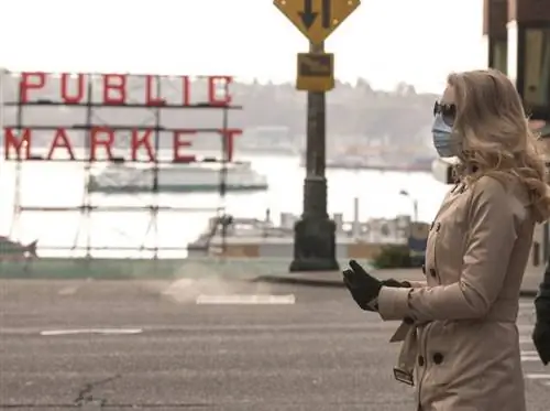 обычно полный рыбный рынок Пайк-Плейс в Сиэтле