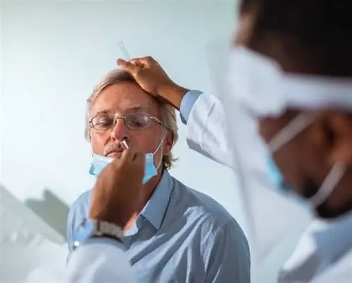 Прилетающий пассажир получает мазок