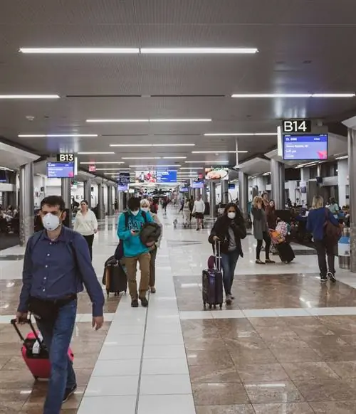 Пассажиры в масках в аэропорту