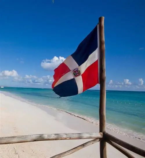 Флаг Доминиканской Республики на пляже
