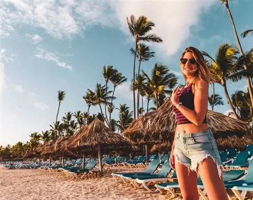 Американский турист на пляже Баваро в Пунта-Кане, Доминиканская Республика