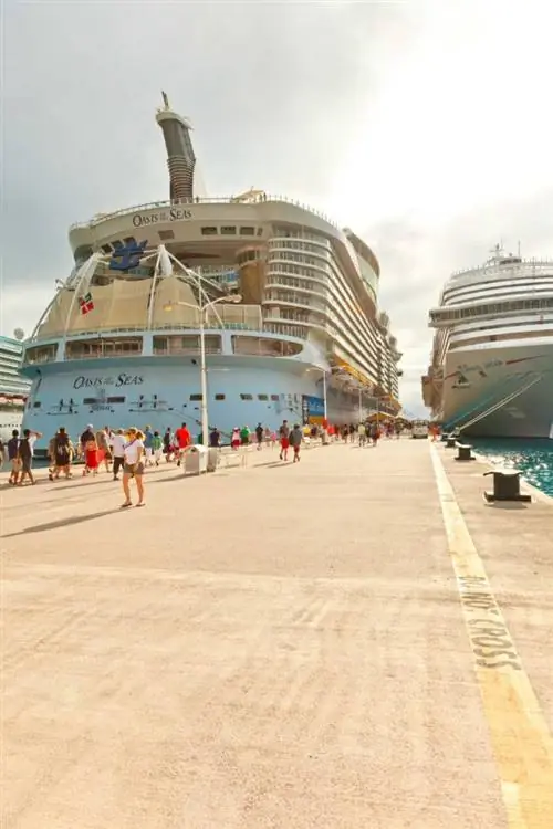 Корабль Royal Caribbean пришвартовался