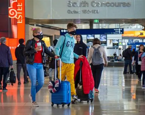 путешественники, прибывающие в аэропорт LAX