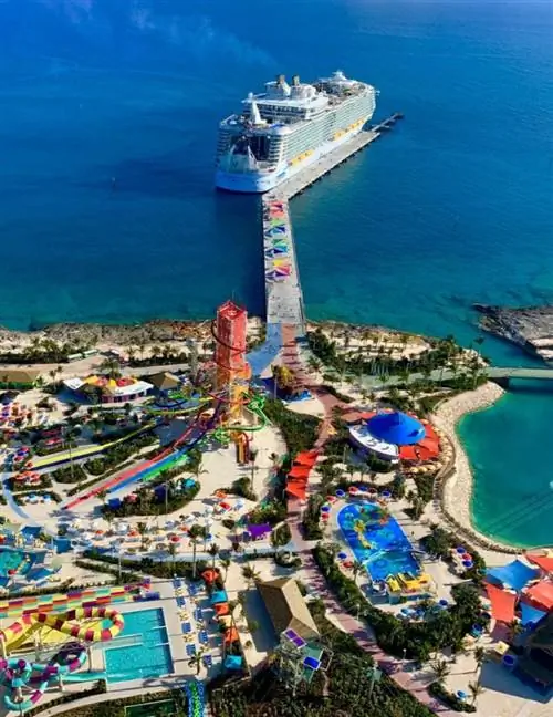 Корабль Royal Caribbean на частном острове с водными горками
