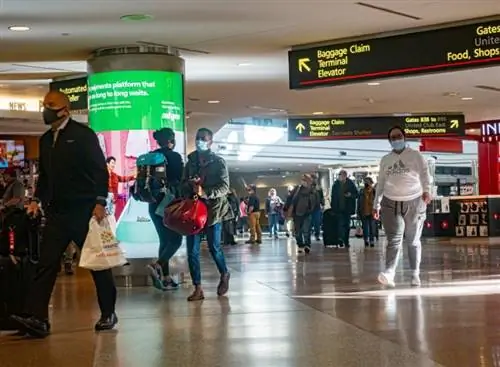 загруженный аэропорт Денвера во время Covid загруженный аэропорт Денвера во время Covid