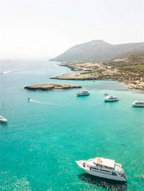 лодки в бухте на Кипре