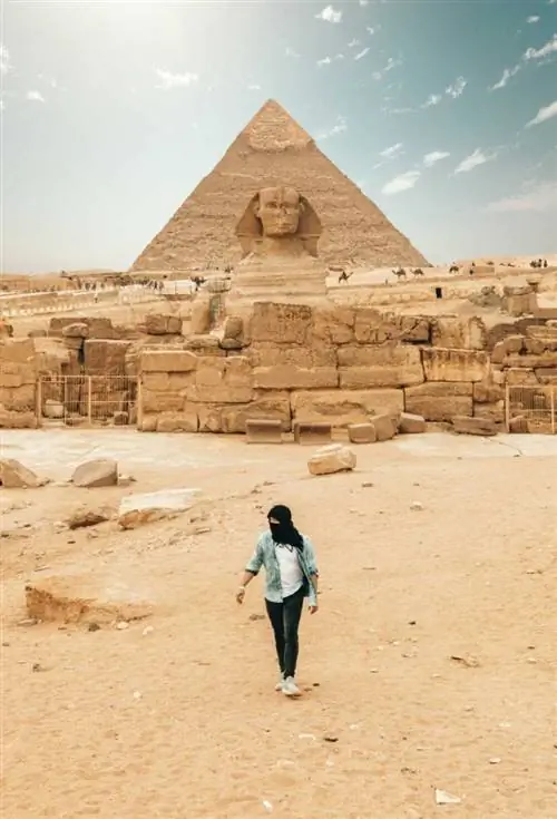 Турист перед пирамидой в Египте