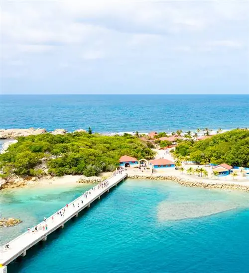 Променад Ангильи с туристами