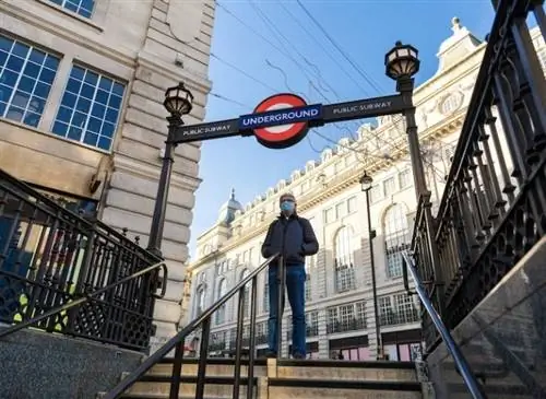 Великобритания, Англия, подземная трубчатая маска