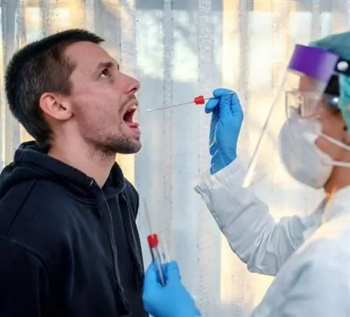 мужчина проходит тест на ковид