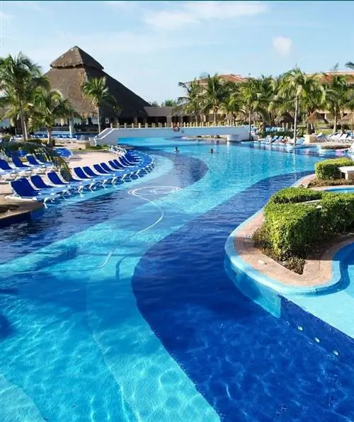 бассейн курорта Канкун