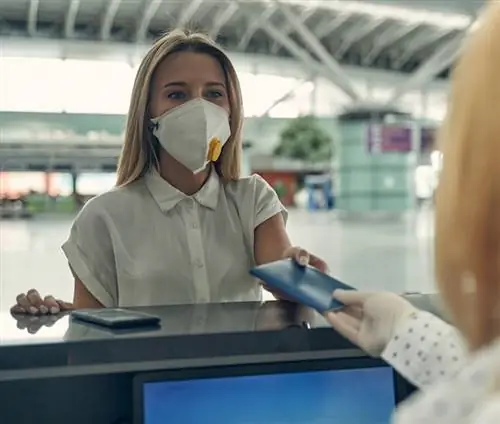 маска путешественник стойка регистрации в аэропорту паспорт
