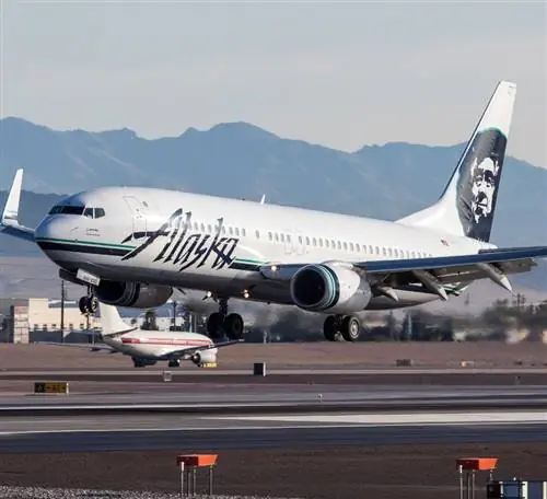 Посадка самолета Alaska Airlines