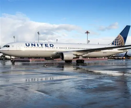 Самолет United Airlines на взлетной полосе