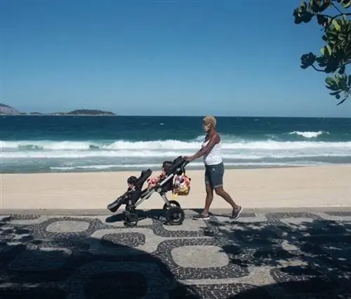 Маски на пляже в Бразилии