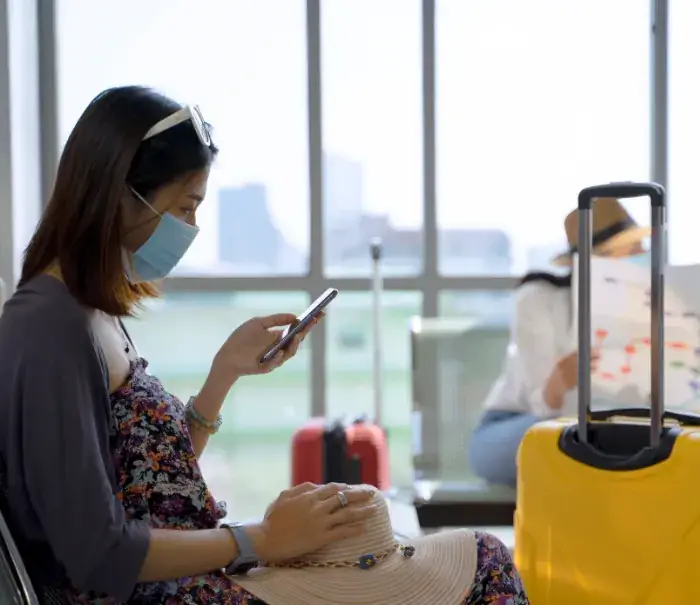 женщина маска Таиланд путешествия чемодан