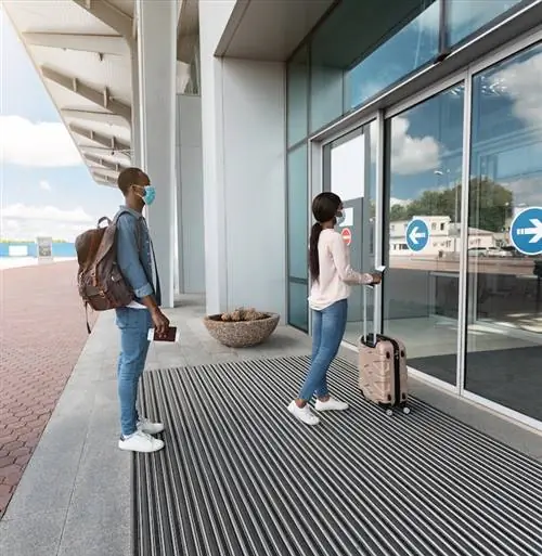 социальное дистанцирование в аэропорту