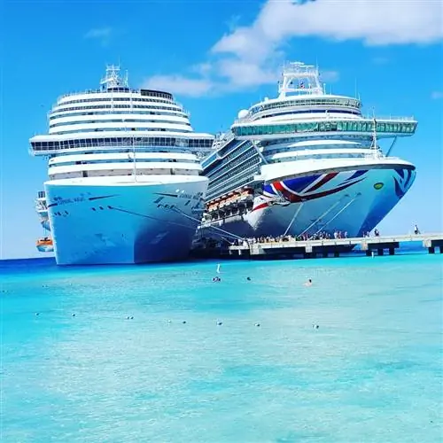 Круизный порт с двумя кораблями